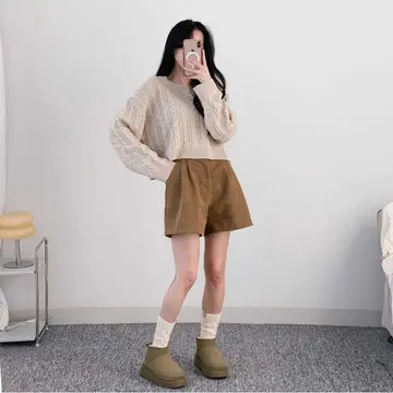 그레이·브라운 톤 꽈배기 배기팬츠와 니트 전신 코디 사진