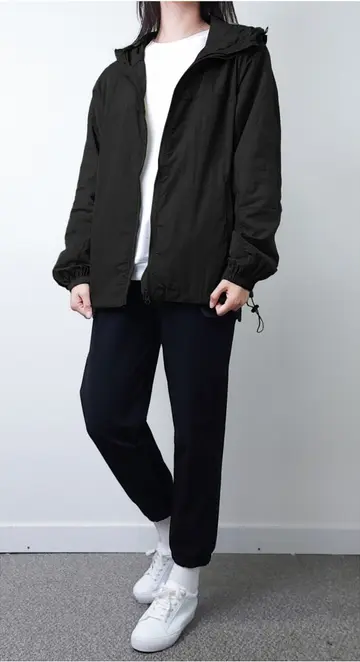 블랙 오버핏 바람막이와 셔츠 전신 코디 사진