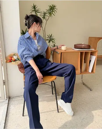 오버핏 스트라이프 블라우스와 네이비 슬랙스 전신 코디 사진