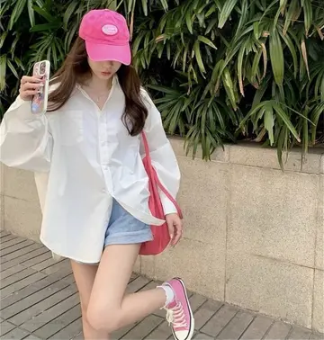 화이트 오버핏 셔츠와 반바지 전신 코디 사진