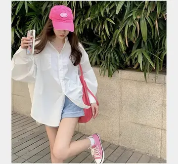 화이트·핑크 톤 셔츠와 반바지 전신 코디 사진