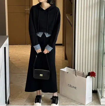 블랙·그레이 톤 롱스커트 전신 코디 사진