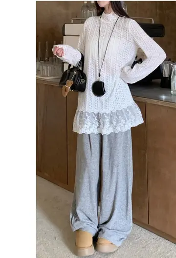 화이트·블랙 톤 레이스 블라우스와 와이드팬츠 전신 코디 사진