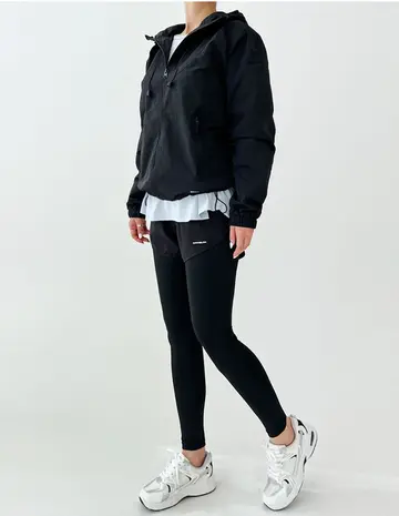 블랙·차콜 톤 바람막이와 반바지 전신 코디 사진