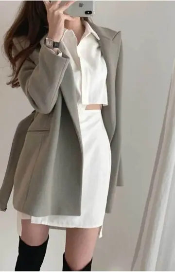 그레이·화이트 톤 코트와 셔츠 전신 코디 사진