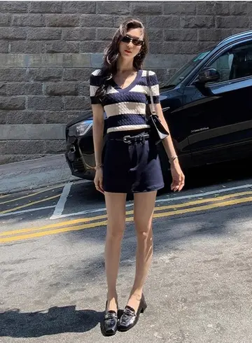 네이비 꽈배기 니트와 네이비 미니스커트 전신 코디 사진