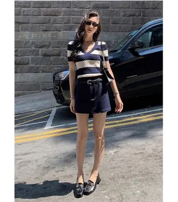 그레이·블랙 톤 꽈배기 배기팬츠와 니트 전신 코디 사진