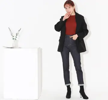 블랙·차콜 톤 울 재킷과 나시 전신 코디 사진