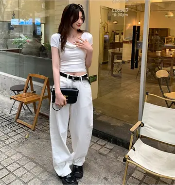 화이트 오버핏 반팔티와 화이트 와이드팬츠 전신 코디 사진