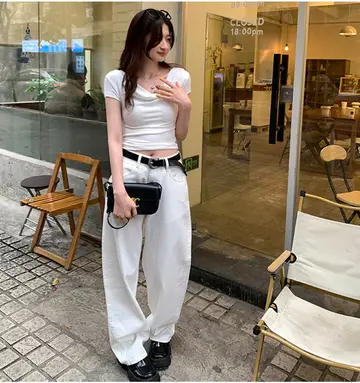 화이트·베이지 톤 반팔티와 와이드팬츠 전신 코디 사진
