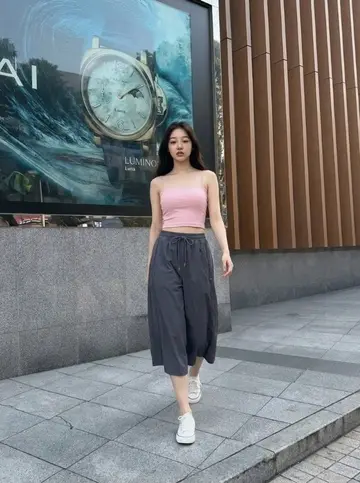 핑크 슬림핏 크롭 민소매와 와이드팬츠 전신 코디 사진