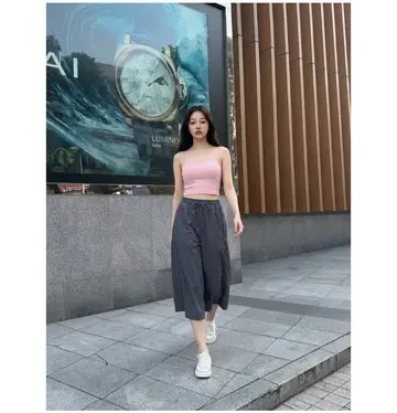 핑크·베이지 톤 크롭 민소매와 와이드팬츠 전신 코디 사진