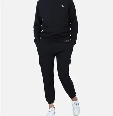 블랙 조거팬츠와 네이비 맨투맨 전신 코디 사진