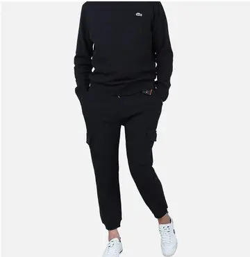 블랙·그레이 톤 조거팬츠와 맨투맨 전신 코디 사진