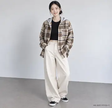 블랙·그레이 톤 기모 후드티와 집업 전신 코디 사진