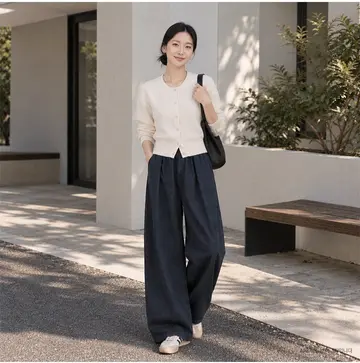 아이보리·베이지 톤 와이드 청바지와 니트 전신 코디 사진