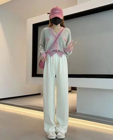 베이지·그레이 톤 오버핏 데님 와이드팬츠와 니트 전신 코디 사진