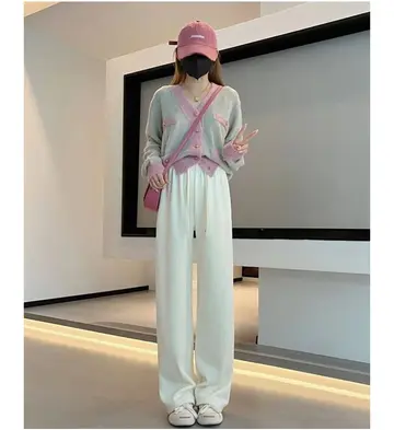 베이지·그레이 톤 데님 와이드팬츠와 니트 전신 코디 사진