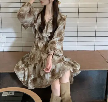 브라운·블랙 톤 플라워 롱원피스 전신 코디 사진