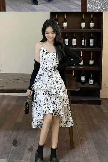 화이트·그레이 톤 원피스 전신 코디 사진