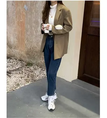 브라운·블랙 톤 청바지와 블레이저 전신 코디 사진
