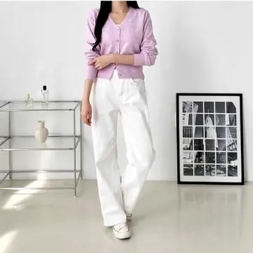 핑크·그레이 톤 가디건과 와이드팬츠 전신 코디 사진