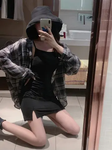 오버핏 체크 셔츠와 블랙 미니스커트 전신 코디 사진