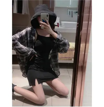 차콜·그레이 톤 체크 셔츠와 미니스커트 전신 코디 사진