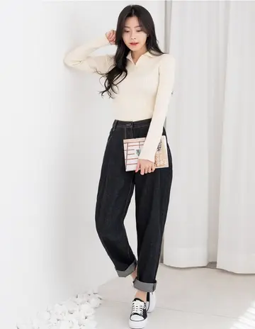블랙·베이지 톤 청바지와 니트 전신 코디 사진