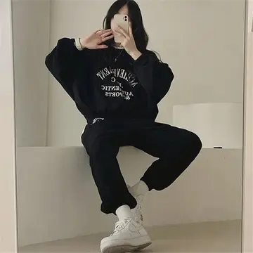 블랙 오버핏 기모 조거팬츠와 블랙 맨투맨 전신 코디 사진