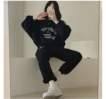 블랙·차콜 톤 기모 조거팬츠와 맨투맨 전신 코디 사진