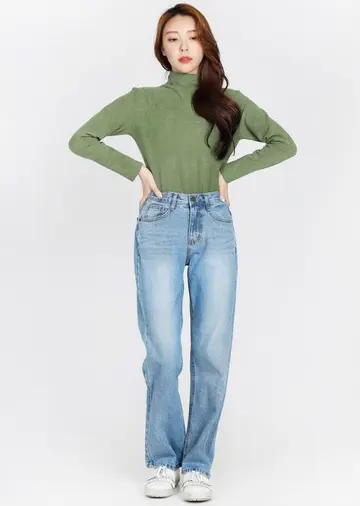 와이드 청바지와 그린 긴팔티 전신 코디 사진