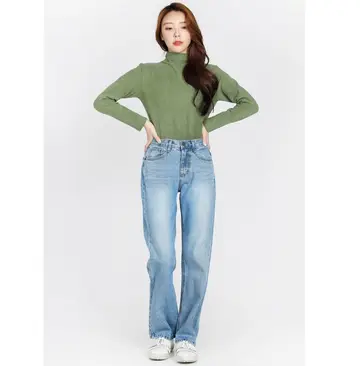 카키·스카이블루 톤 와이드 청바지와 긴팔티 전신 코디 사진