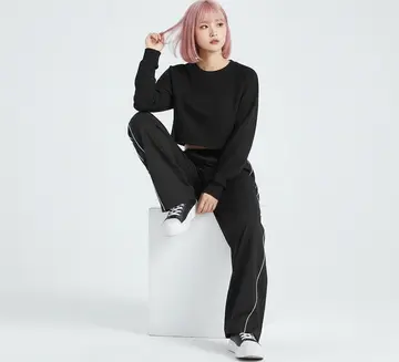 블랙 오버핏 와이드팬츠와 블랙 맨투맨 전신 코디 사진