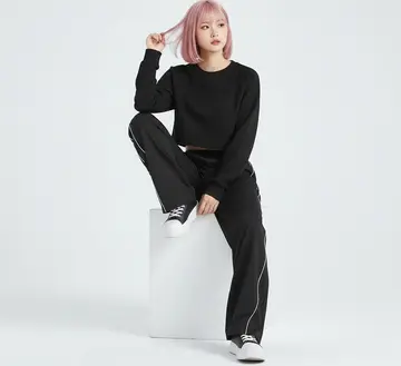 블랙·차콜 톤 와이드팬츠와 맨투맨 전신 코디 사진