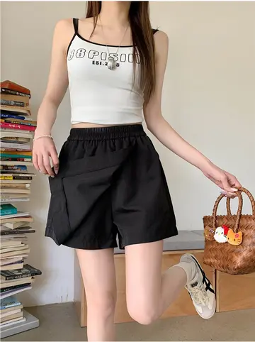 블랙 랩스커트와 화이트 나시 전신 코디 사진