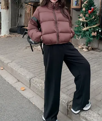 오버핏 크롭 숏패딩과 블랙 와이드팬츠 전신 코디 사진