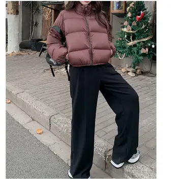 그레이·브라운 톤 크롭 숏패딩과 와이드팬츠 전신 코디 사진