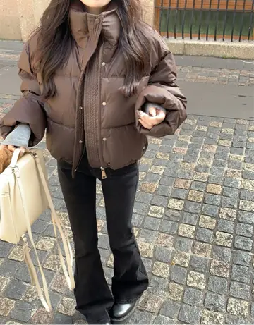 브라운·차콜 톤 레더 숏패딩과 니트 전신 코디 사진