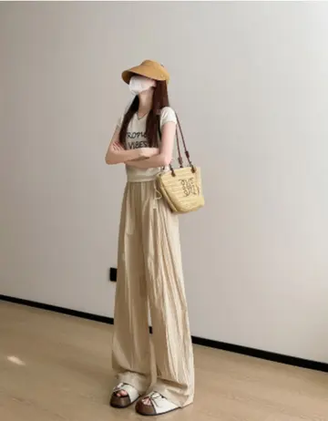 베이지 와이드팬츠와 반팔티 전신 코디 사진