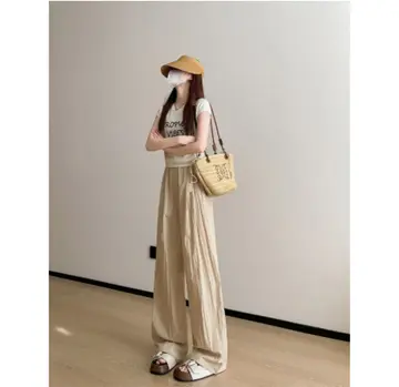 카키·블랙 톤 와이드팬츠와 반팔티 전신 코디 사진