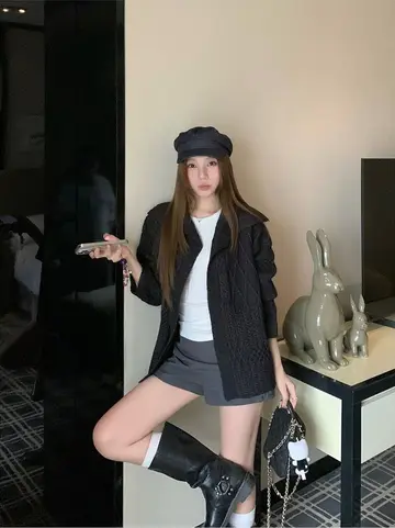 블랙·그레이 톤 오버핏 꽈배기 가디건과 반바지 전신 코디 사진