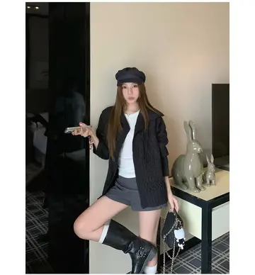 블랙·그레이 톤 꽈배기 배기팬츠와 가디건 전신 코디 사진