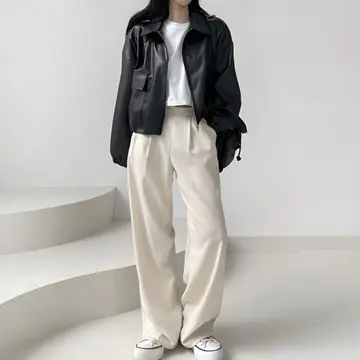 블랙 오버핏 레더 집업과 나시 전신 코디 사진