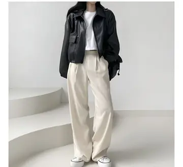 블랙·차콜 톤 레더 집업과 나시 전신 코디 사진