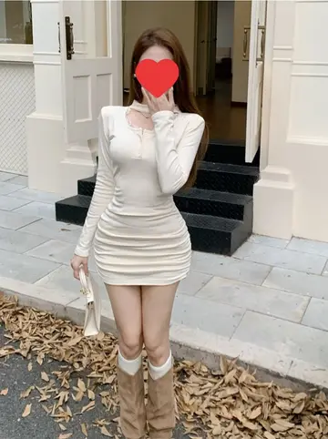 화이트·베이지 톤 셔링 미니원피스와 긴팔티 전신 코디 사진