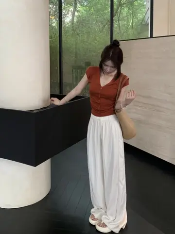 브라운·아이보리 톤 와이드 슬랙스와 반팔티 전신 코디 사진