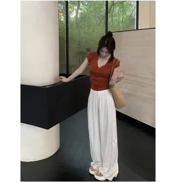 브라운·아이보리 톤 와이드 슬랙스와 반팔티 전신 코디 사진