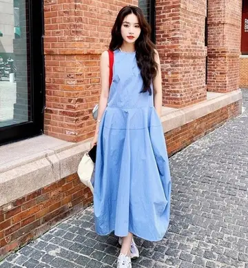스카이블루 롱원피스 전신 코디 사진
