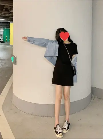 블랙 셔츠원피스와 청자켓 전신 코디 사진